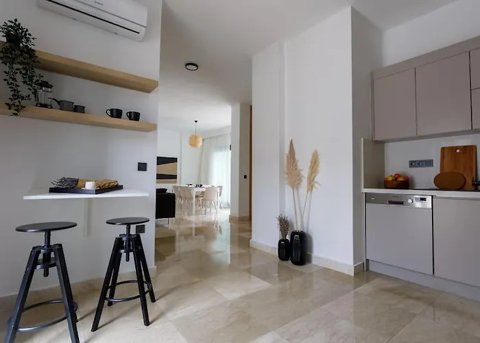 Luxury 4 Bedroom With Private Pool 200m To - Yeni Dunya