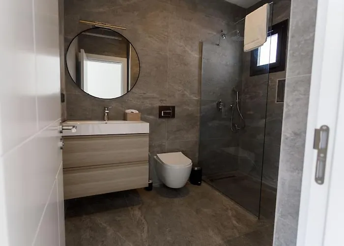 Luxury 4 Bedroom With Private Pool 200m To - Yeni Dunya