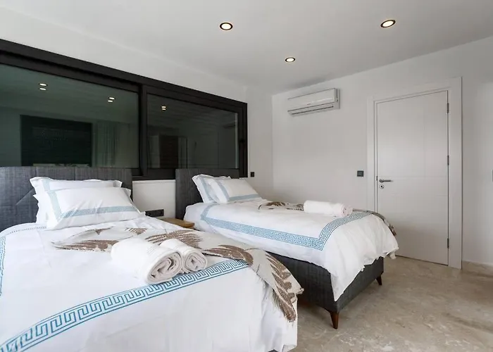Luxury 4 Bedroom With Private Pool 200m To - Yeni Dunya *